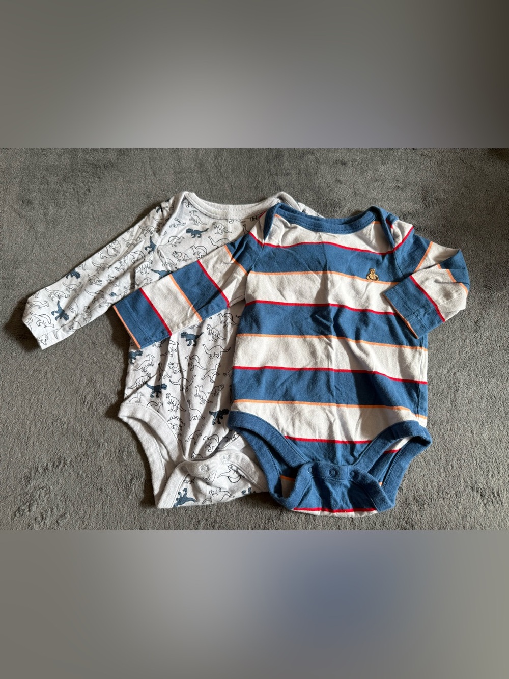 GAP baby organic Bodysuits size 3-6 months